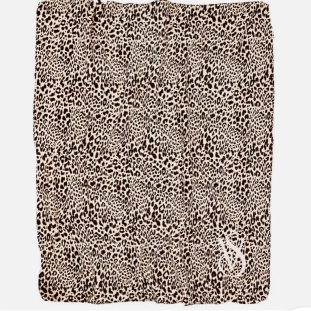✨✨NEW 🐆🐾 VICTORIA SECERT 🐾🐆LEOPARD PRINT SHERPA BLANKET 50x60